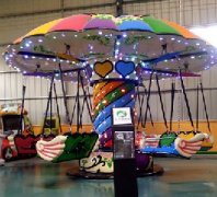兒童游樂設備:七彩小飛椅讓您的孩子體驗坐在彩虹的感覺