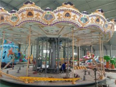 龍之盈游樂(lè)設(shè)備24座豪華轉(zhuǎn)馬安裝調(diào)試看的到！